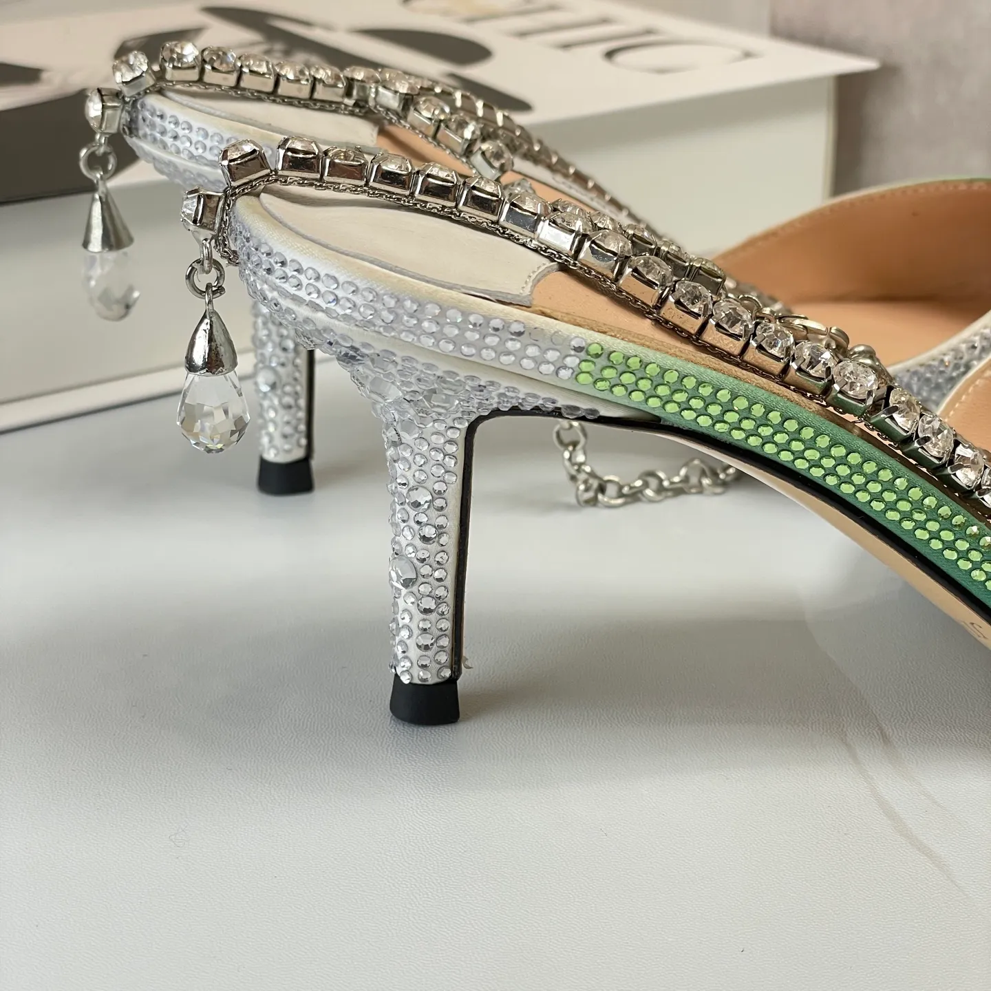 👟👟Ex-factory price 680👟👟 Jimmy Choo/Jimmy Choo classic diamond chain pointed toe crystal high-heeled sandals. Excellent crystal shoes, so beautiful that you can't take your eyes away. The shape of the shoes is very delicate, not too narrow and long. The internal space is sufficient, allowing the toes to relax enough. The rhinestones outline a charming arc on the instep, which is simply beautiful. It has a 360-degree surrounding fairy atmosphere, gorgeous but not exaggerated! ! The fabric is made of imported silk, with imported sheepskin lining. Customized A-grade Italian genuine leather sole. Heel height: 6.5 or 8.5. Size: 35-40 (41, 42, 43 customized, non-refundable)